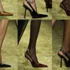 24 Sandálias de Barras de Ouro Pequenas de Início de Primavera Bico Quadrado Raso Couro Envernizado Lateral Vazada Salto Ultra-Alto Fivela de Metal Bico Fino Moda Sapatos Femininos