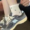 Calcetines cortos finos de primavera y verano, absorbentes de sudor, transpirables, versátiles con encaje de corte de patineta, ribete de arándano, calcetines modernos con un ambiente juvenil, calcetines de media pantorrilla