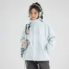Chaqueta cortavientos de viaje color camello mismo estilo para hombre tres en uno desmontable forro polar de invierno engrosada cortavientos impermeable