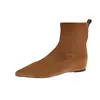 Botines de punta para mujer talla grande para exportación, colección otoño 2026, con acabado de gamuza, material elástico, tacón de cuña oculto y diseño ajustado.