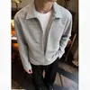 Chamarra tipo polo de otoño para hombre, estilo americano, ajuste holgado, falso dos piezas, cuello medio abierto, color gris
