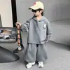 Conjunto de Otoño para Niños 2025 Nuevo Fresco y Guapo Ropa Infantil Sudadera de Manga Larga Estilo Otoño Chaleco de Cuero para Niño Conjunto de Tres Piezas