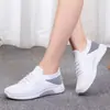 Sapatos Femininos Casuais de Meia Elástica Slip-on Novos para Primavera e Outono, Antiderrapantes, com Solado Macio, para Cruzamento de Fronteiras, Sapatos para Mães de Meia-idade e Idosos
