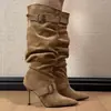 Botas femininas pontudas de salto bloco marrons com fivela de cinto, salto fino, novo estilo de botas de montaria emagrecedoras, botas altas plissadas versáteis