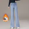 Jeans flare preto e cinza de cintura alta com forro de fleece espesso para mulheres, outono e inverno de 2026, calças boca de sino emagrecedoras e estilosas