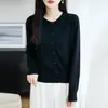 Cardigã de tricô bege com gola redonda para mulheres, uma peça de outer wear leve e de caimento solto para primavera e outono, apresentando um design simples e elegante com mangas compridas e uma textura refinada semelhante à lã