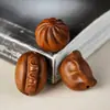 Colgante Llavero de Madera de Durazno Viejo para Dumplings y Panchos Talla en Madera 3D Accesorio de Artesanía Decoración Hecha a Mano para DIY