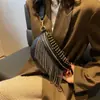 Riñonera Punk de Industria Pesada con Remaches y Borlas para Mujer 2026 Otoño/Invierno Nuevo Estilo Coreano Correa Ancha Texturizada Bolso Cruzado de Hombro