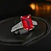 Anillo de diamante en forma de T azul real, elegante y moderno, versátil anillo de diamante de espinela azul de corindón rojo rectangular de diamante de alto carbono para mujer
