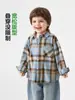 Camisa de Manga Longa Xadrez Estilo Europeu para Meninos Outono 2026 Nova Roupa Infantil Primavera e Outono Top Tendência para Crianças Pequenas