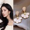 Pendientes franceses de alta gama con pétalos blancos de concha suave, pendientes de perlas con borlas y flores de temperamento para mujer, a la moda, combinables con todo.