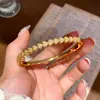 Pulsera con Cierre de Corazón de Amor en Zirconia Chapada en Oro Real de 18k Pulsera Personalizada de Lujo Ligero Sensación de Gama Alta Joyería de Mano Retro de Nicho para Mujeres