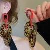 Brincos Redondos Florais Geométricos com Estampa de Leopardo em Couro Resinado Agulha de Prata Brincos de Moda Outono e Inverno Brincos de Nicho de Alto Padrão para Mulheres