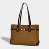 Bolsa Tote de Design de Nicho para Mulheres 2025 Nova Bolsa de Ombro Único Transversal Retro Moda Grande Capacidade Bolsa de Axila para o Dia a Dia