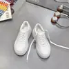 Zapatos casuales de moda con cordones de cuero genuino cómodos para mujer, zapatillas versátiles de suela gruesa nuevas para otoño e invierno 2026 para chicas menudas