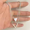 Colar Pingente Geométrico Triângulo V-Shaped Dupla Camada Retro Hip-Hop Simples e Elegante Corrente de Clavícula Mais Vendido Transfronteiriço