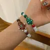 Transfronterizo europeo y americano nuevo estilo navideño dulce lindo combinable esmalte de imitación muñeco de nieve hombrecillo de azúcar pulsera de cuentas roja verde