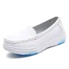 Novos sapatos de enfermeira femininos sola macia respirável confortáveis pés sem cheiro ocos antiderrapantes planos de couro respirável Sapatos médicos brancos