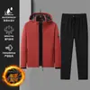Conjunto de chaqueta con forro polar de nuevo estilo 2026 para parejas, chaqueta con capucha y pantalones de corte holgado para otoño e invierno, venta al por mayor para chaquetas de montañismo