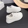 Zapatillas blancas de suela gruesa para aumentar la altura para mujer, nuevos zapatos blancos casuales de verano, zapatillas blancas versátiles de plataforma estilo coreano súper cómodas para mujer