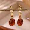 Pendientes Personalizados Estilo Melanoid para Mujer Retro Literario Color Café Cobre Circonita Cúbica Pendientes de Botón Nicho Gama Alta Adornos para Orejas que Iluminan la Piel