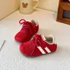 Tênis infantis com forro de fleece, novo modelo outono e inverno 2026, tênis de treino alemão para meninos, sapatos casuais infantis de tamanho pequeno e médio, sapatos casuais de algodão de camada dupla para meninas