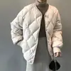 Jaqueta Acolchoada de Algodão Nova para Inverno 2025 para Mulheres, Jaqueta Acolchoada Solta com Gola Redonda e Enchimento de Penas, Jaqueta Acolchoada de Algodão Curta Estilo Preppy para Pessoas Baixas
