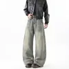 Colección nueva de hombre 2026: Jeans lavados con estampado de bambú, pierna curva, corte relajado, estilo de pierna ancha y vibra casual.