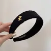 Diadema de Lana Roja Suave Estilo Año Nuevo con Borde Ancho y Logo Dorado de Pony para Mujer, Tacto de Alta Gama, Diadema que No Aprieta, Accesorio para el Cabello
