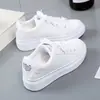 Estilo Coreano Primavera e Verão Novos Sapatos Femininos Couro PU Respirável Estilo Esportivo Casuais Tênis Estudante Sapatos Brancos Ins Cano Baixo