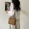 Bolsa de Mão Personalizada Esculpida com Recortes Estilo Coreano para Mulheres, Bolsa Cesta Transversal de Alta Qualidade, Fashionable, de Nicho, para o Dia a Dia