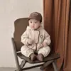 Ropa de bebé estilo coreano para primavera y otoño, chaqueta elegante de manga larga para niños de un año, conjunto de otoño lindo y adorable para bebés para salir