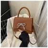 Outono e Inverno Pequena Fresca Simples 2023 Nova Chegada Moda Fofa Laço Ferragem Portátil Tiracolo Transversal Pequena Bolsa Quadrada para Mulheres