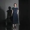 Vestido redondo de manga corta con múltiples paneles estilo francés, falda de longitud media, vestido versátil de color liso para mujer primavera-verano con un toque de alta gama y mangas acampanadas