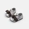 Sapatos pequenos de couro lisos para meninas, novo estilo outono 2026, sola macia para crianças, antiderrapante, xadrez, com laço, sapatos de um só furo