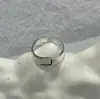 Anillo liso simple y versátil para mujer, anillo de uso diario con sentido de estilo, anillo moderno y elegante, venta al por mayor de artículos pequeños de Yiwu