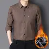 Forrado de felpa y engrosado, nuevo modelo de invierno, camisa de manga larga de seda de morera, estilo business casual, elegante y cálida, adecuada para papás