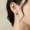 Yi Lu Yin Plata de Ley S925 Chapado en Oro Pendientes de Botón de Jade Ganqing Moda Simple Temperamento Versátil Viaje Diario Pendientes Redondos de Plata