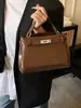 Bolsa Kelly da Moda Transfronteiriça para Mulheres, Nova Bolsa de Ombro Transversal Simples e Estilosa para Trabalho e Deslocamento, Pequena Bolsa Quadrada