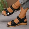 Sandálias de cunha femininas transfronteiriças europeias e americanas, modelo novo 2026, com velcro, sola grossa, bico aberto, tira única, sapatos femininos casuais e da moda