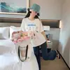 Camiseta de Hombro de Algodón Puro con Estampado de Dibujos Animados Estilo Japonés para Mujer Verano Diseño Nicho Holgada Chic Estilo de Hong Kong Top