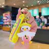 Llavero de celebridad en línea de pato de verano al por mayor con dibujos animados, pequeña joyería, muñeca, mochila escolar, colgante, accesorios, llavero colgante