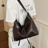 Bolsa de Palha Tecida Retrô de Luxo Feminina 2026 Nova Moda Super Popular Grande Capacidade Casual de Ombro Transversal