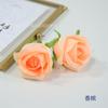 Guía de pared para crear una corona decorativa de rosas con capullo de rosa y hortensia, diseño de escena de boda.