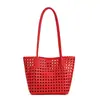 Bolso de mano de moda para vacaciones de nicho, bolso de hombro tejido tipo cesta hueca de cuero suave estilo coreano ins para mujer
