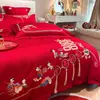 Novo conjunto de quatro peças para casamento escovado e amigável à pele, bordado de dragão e fênix, vermelho festivo, roupa de cama simples para quarto de casamento, lençol de cama de casamento