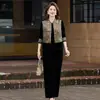 Elegante conjunto de tres piezas con chaleco abotonado estilo chino para madres de mediana edad, nuevo estilo otoño 2026, lujoso traje de terciopelo dorado
