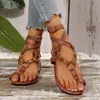 Sandalias con correa en el tobillo nuevas sandalias planas para mujer sandalias de remaches de comercio exterior chanclas sandalias de dedo del pie con hebilla de metal de ultramar playa Europeo Americano
