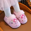 Pantuflas de algodón para niños estilo padre-hijo, superficie de cuero para niños y niñas, impermeables, felpa gruesa, cálidas, pantuflas de algodón de talón cerrado, disponibles para venta al por mayor