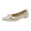 Sapatos de couro patente Chuyuji bico fino com laço e salto baixo para o trabalho, elegantes e estilosos, sapatos femininos de uso duplo com design vazado